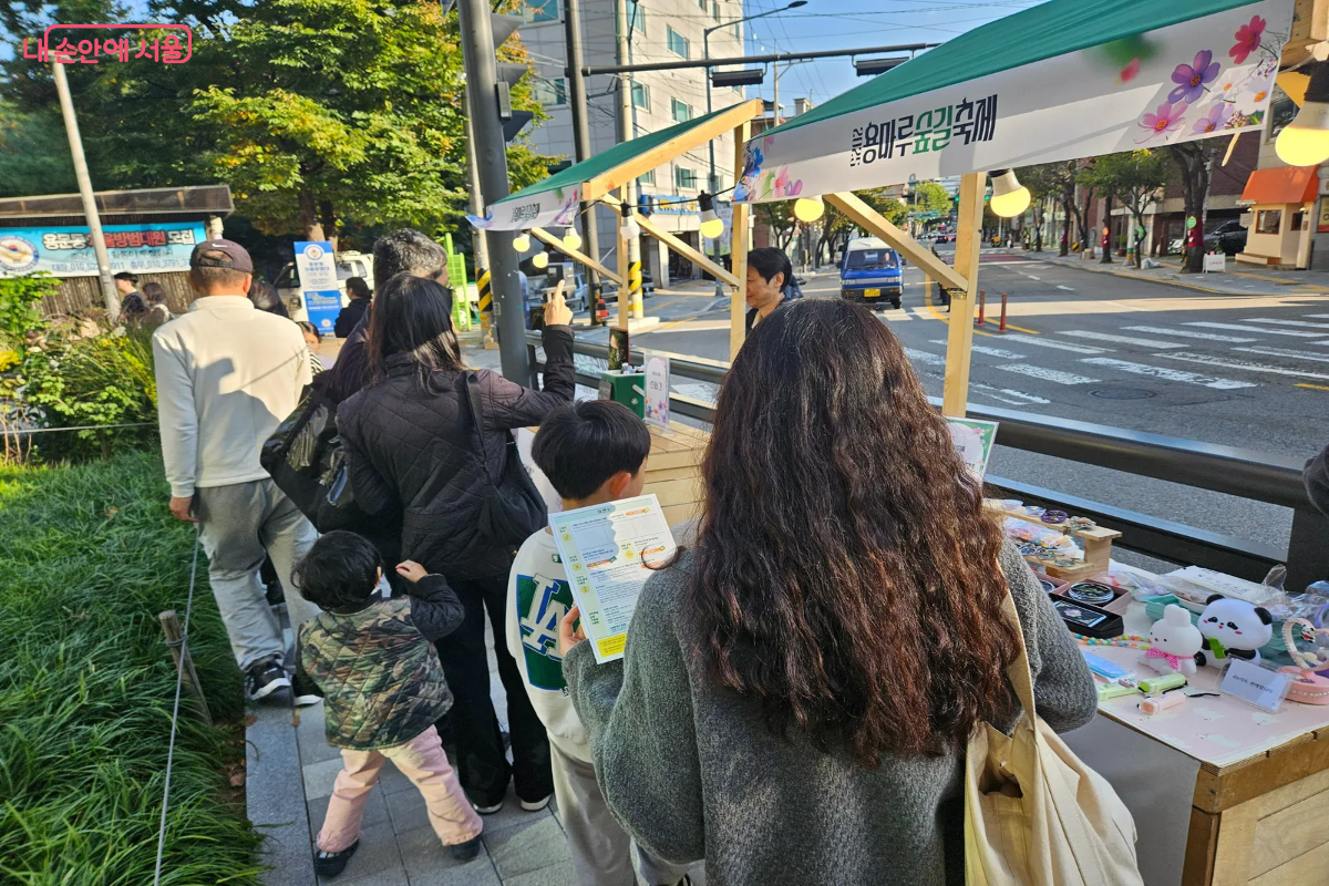 플리마켓을 구경하고 있는 시민들 ⓒ이혜린