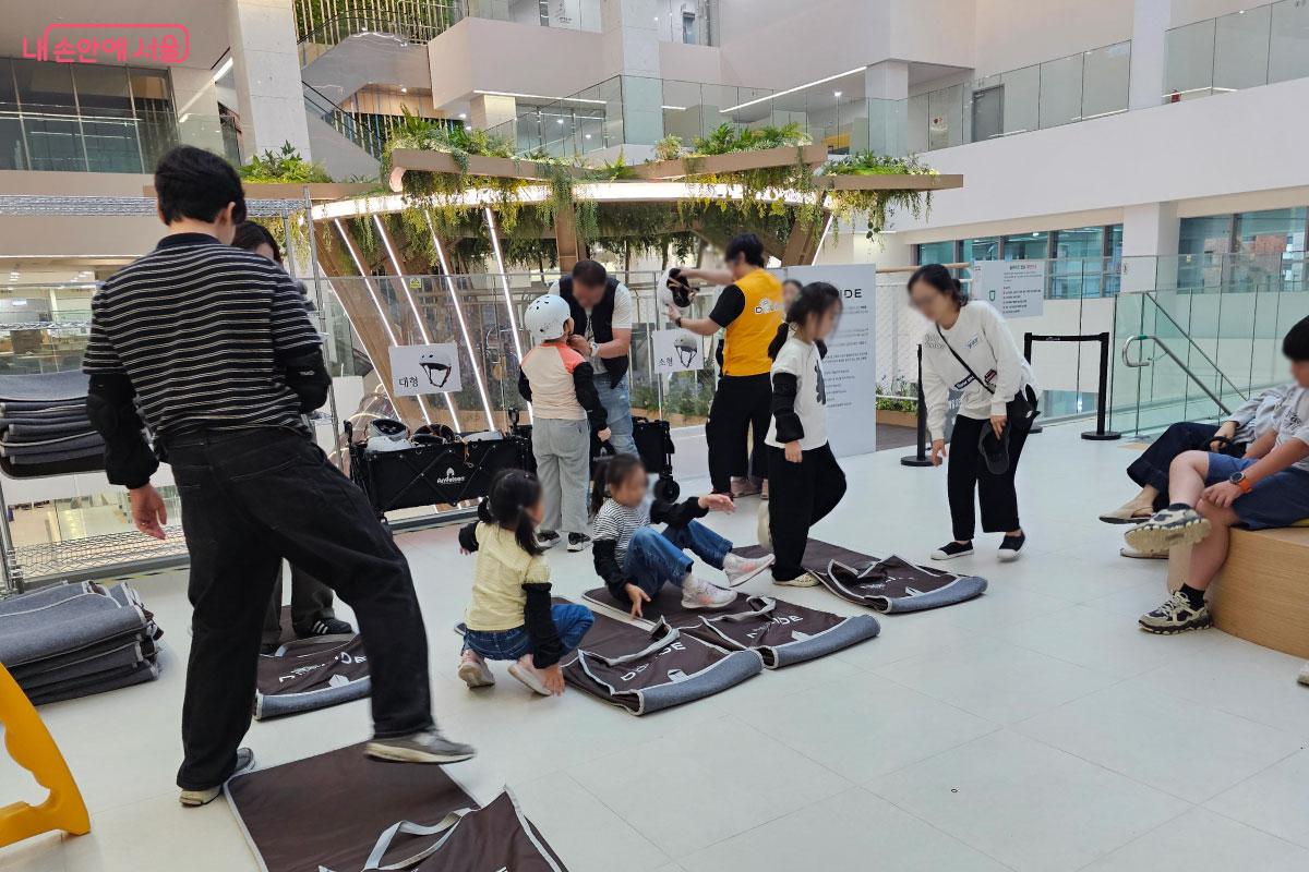 슬라이드 탑승 전에는 안전을 위한 간단한 교육이 진행된다. ©홍혜수