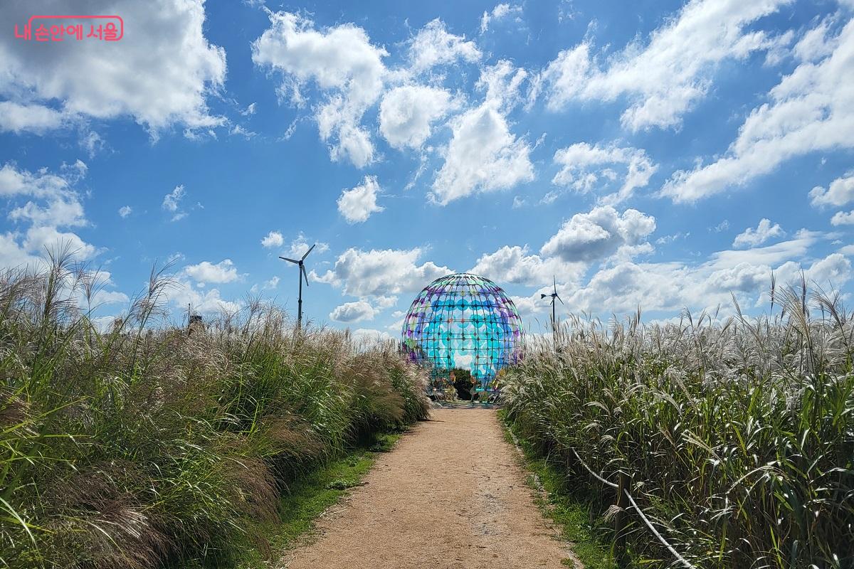 아트존을 장식하고 있는 정지연 작가의 작품 <생명의 빛> ©권수진
