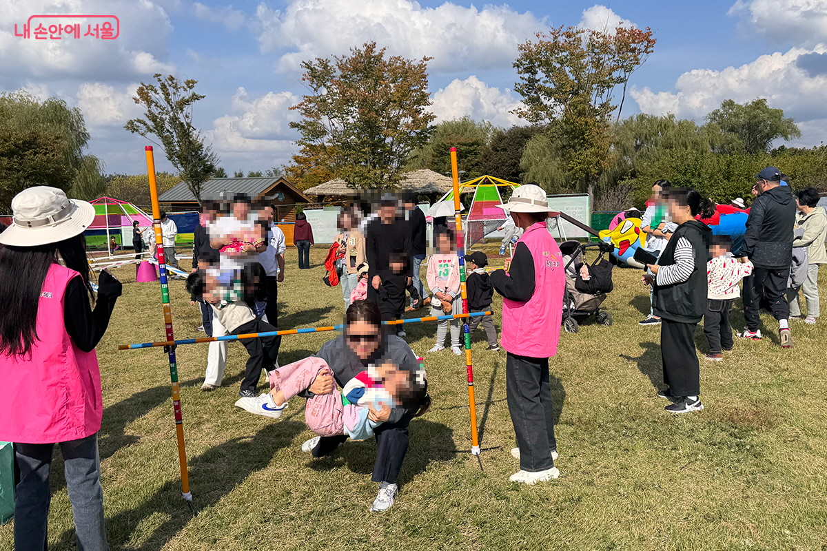 '여기저기 서울형키즈카페' 놀이강사의 신호에 맞춰 가족들이 함께 어울리는 모습 ©윤은경