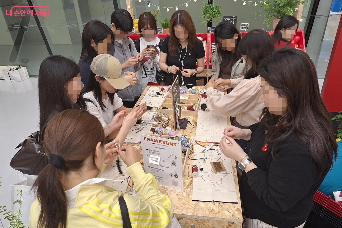 '오끼뜨(oggitt)' 체험 코너에서 직접 패브릭 제품을 디자인하고 완성품까지 만들어보는 참가자들 