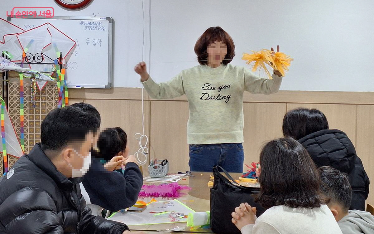 연 만들기에 이어 제기를 만드는 프로그램도 진행되었다. &copy;이혜숙