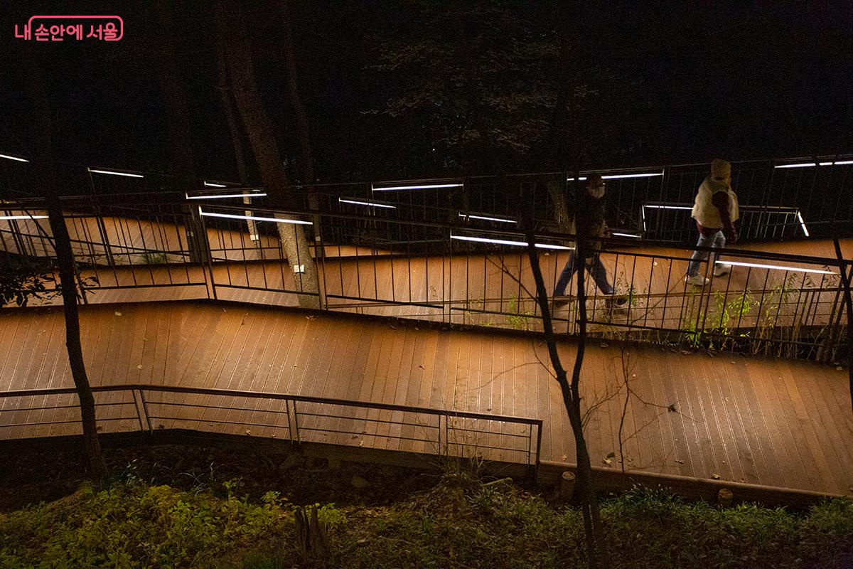 쉼터 데크와 벤치의 모습. 은은한 간접조명이 벤치 주변을 아늑하게 밝히고 있어, 연인이나 가족들이 밤 풍경을 보며 휴식과 담소를 나누기에 좋다. &copy;황재천