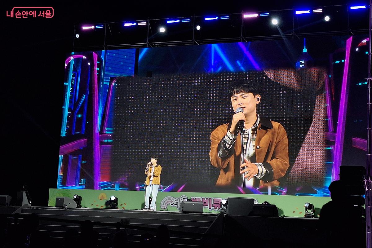 ‘노을 콘서트’에서 초대 가수 민경훈이 대표 곡들을 열창하고 있다. ©백승훈