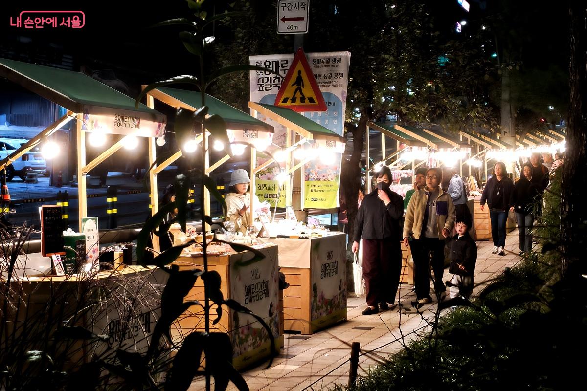 축제장에 밤이 들자 정감 어린 조명을 밝힌 플리마켓 &copy;장승철