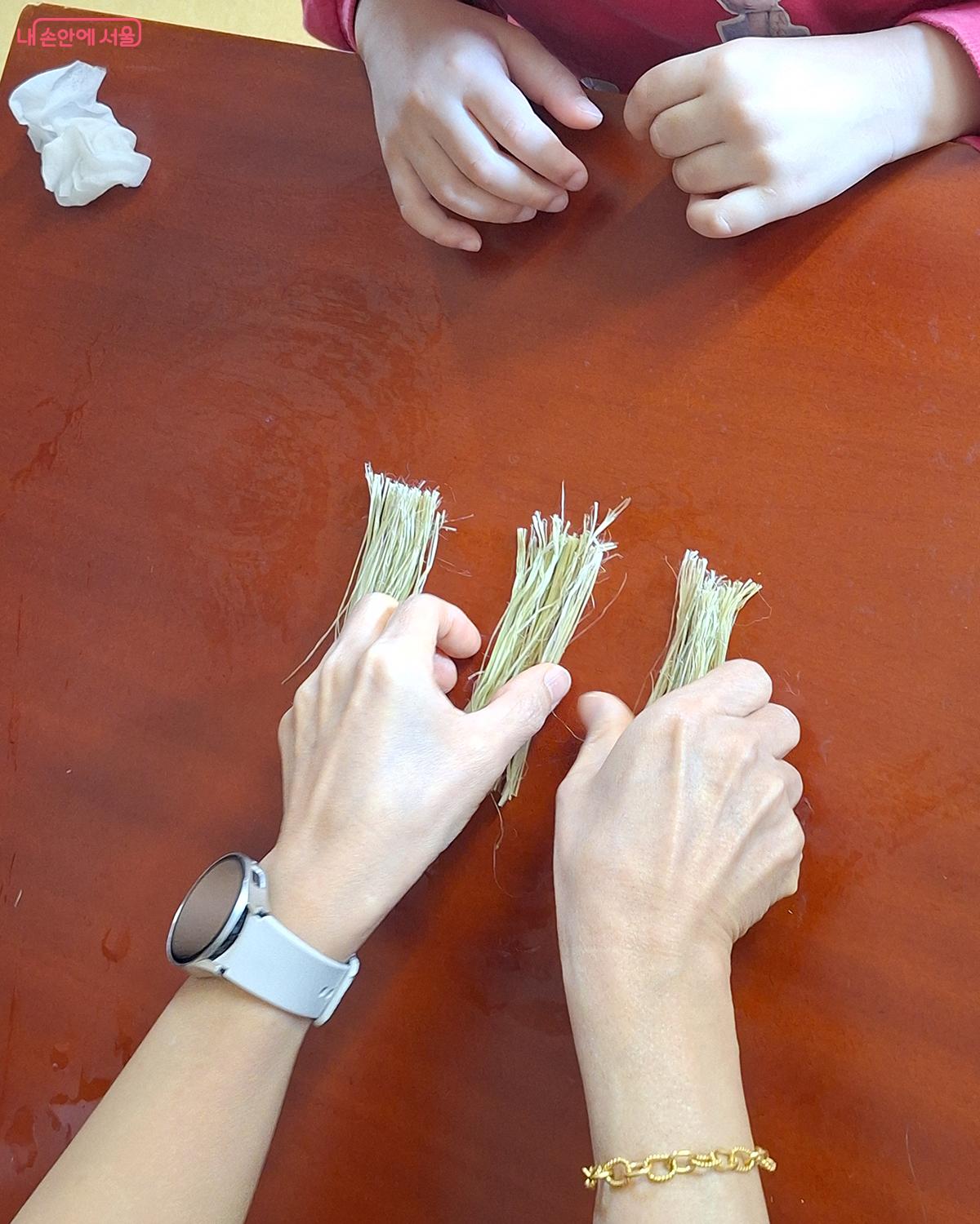 풀짚 공예는 자연에서 채취한 풀과 짚으로 생활용품과 예술품을 만드는 전통 공예다. ©정향선