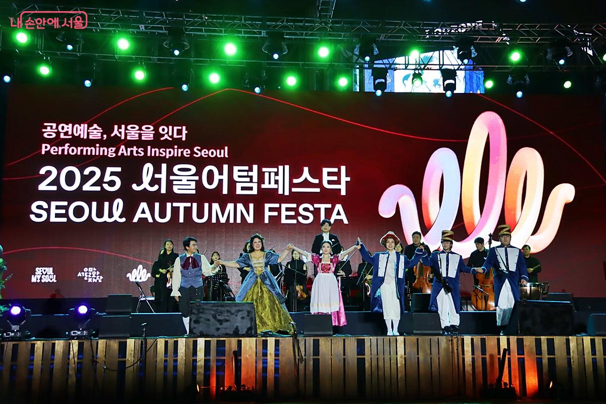 '2025 서울어텀페스타'의 서막을 여는 개막 공연이 10월 4일 저녁 서울광장에서 화려하게 펼쳐졌다. ©정향선