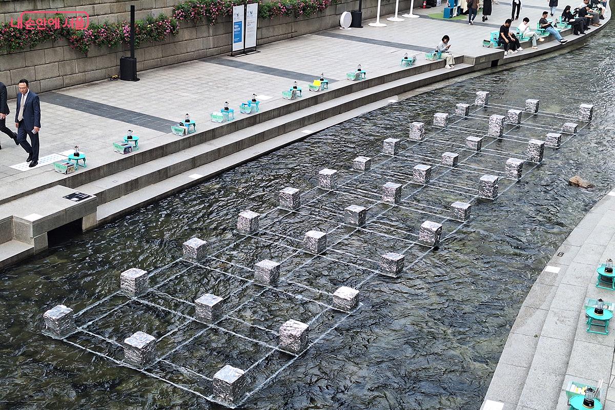 재생된 알루미늄의 눌려진 표면은 서울이란 도시가 걸어온 길과 시민들이 살아온 시간을 떠올리게 했고, 도시와 자연, 자원의 순환 관계를 생각하게 한다. ©이혜숙