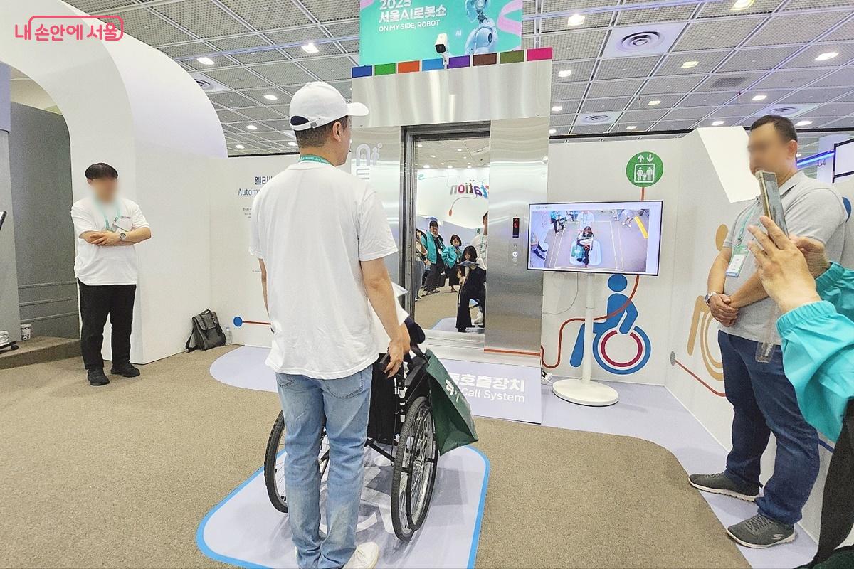 휠체어를 탄 사람을 위한 AI기술 시연 모습 ⓒ박은영