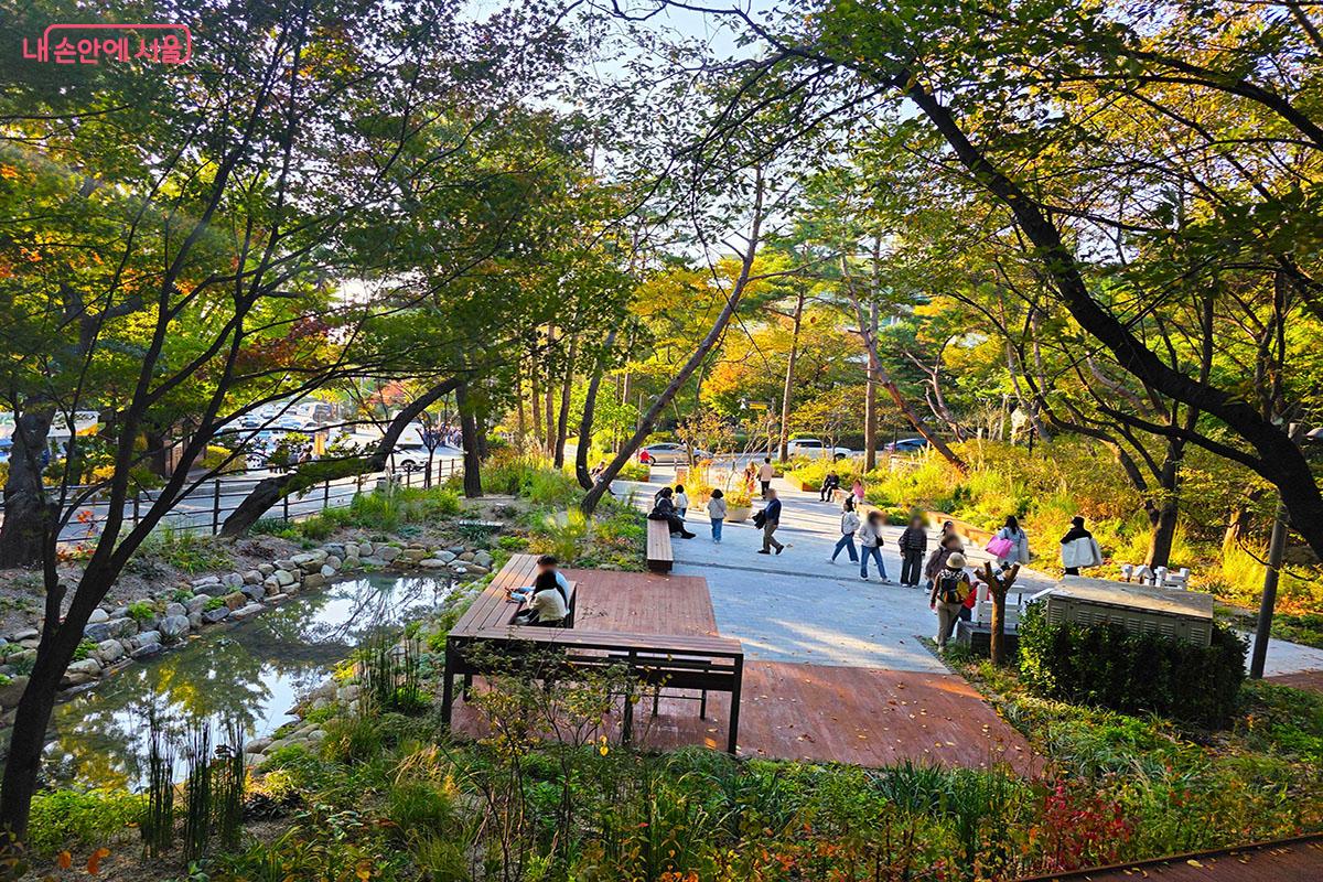 김소월 시비(산유화)가 있는 곳으로 소박한 아름다움을 담은 '소월정원' ©이정민