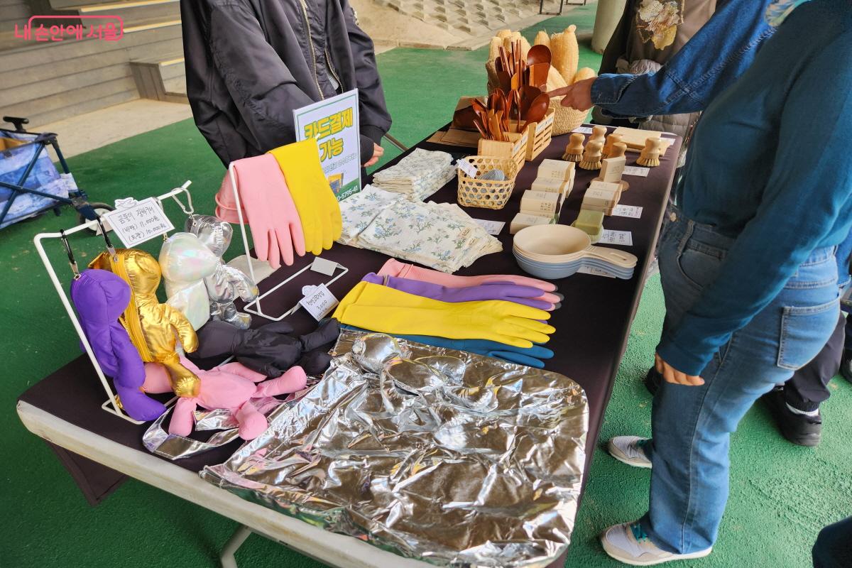 노원교 하부, 친환경 제품을 전시해 둔 부스에서 주민들이 제품을 구경하고 있다. ⓒ윤혜숙