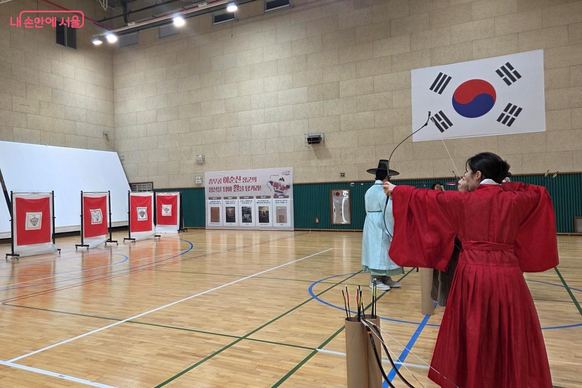 훈련원공원 종합체육관에서 활쏘기 체험에 참여했다. ©김미선 