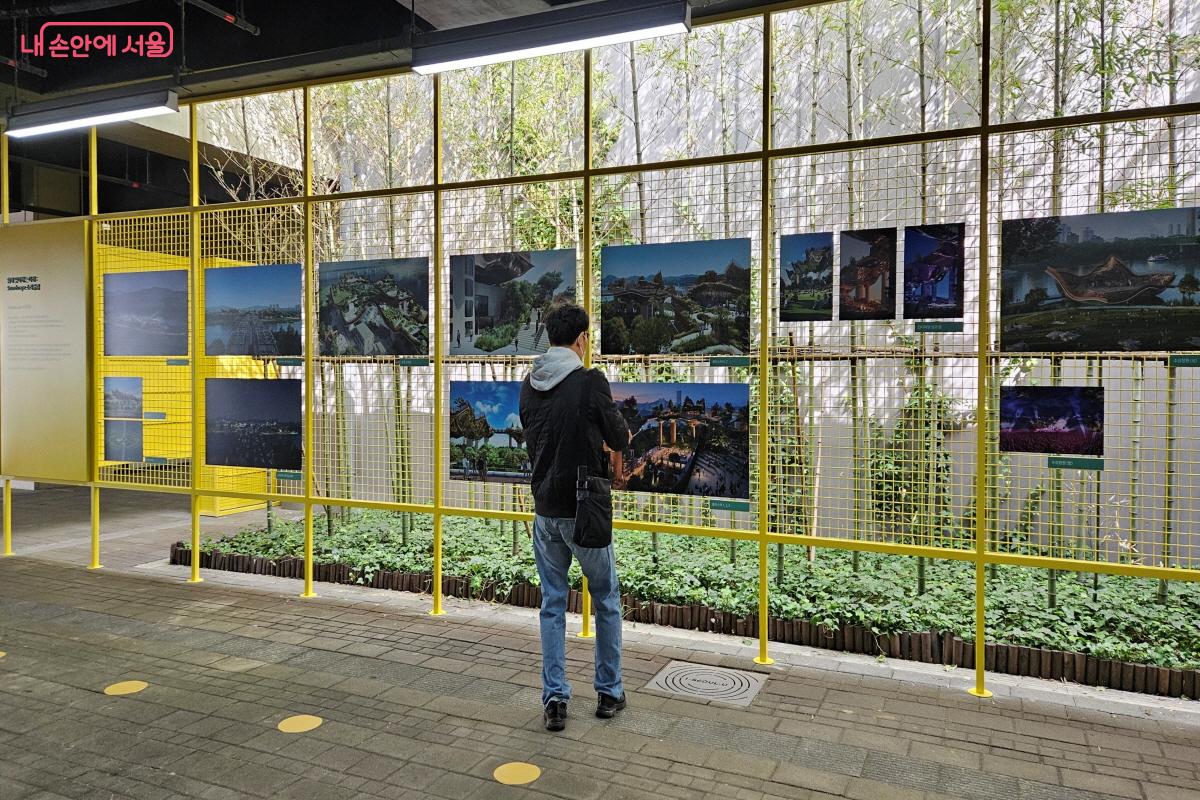 ‘사운드 스케이프’ 조감도의 각 부분을 살펴보고 있다. ⓒ이선미
