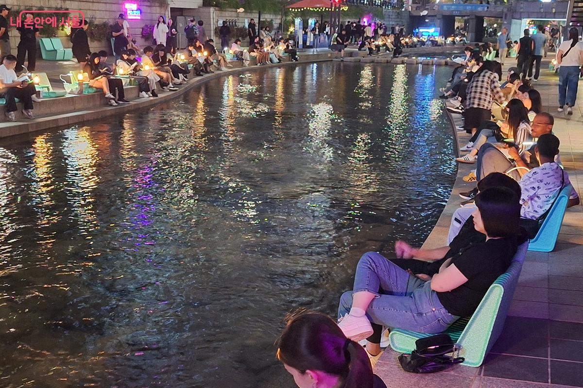 모전교와 광통교 사이에는 ‘책 읽는 맑은 냇가'가 조성되어 도심 속 이색적인 독서 공간을 제공한다. ©이혜숙