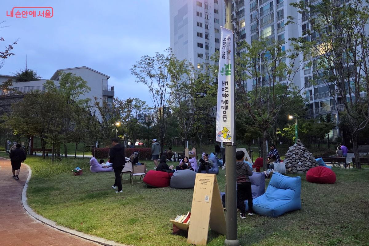 열린 공간 속 특색 있는 독서 문화 프로그램을 통해 공원은 책으로 물들어 간다. ©김미선