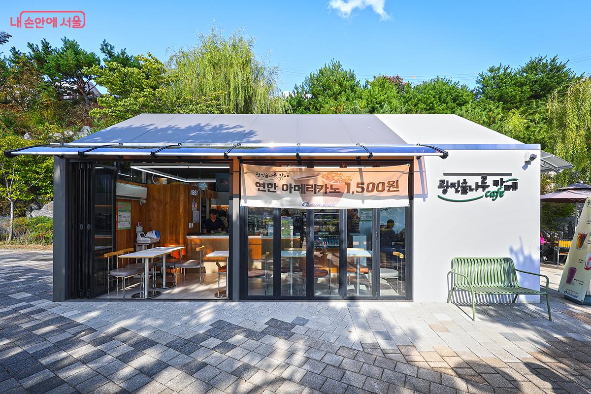 어르신 바리스타들이 직접 커피를 내려주는 ‘광진숲나루카페’ ©김주연