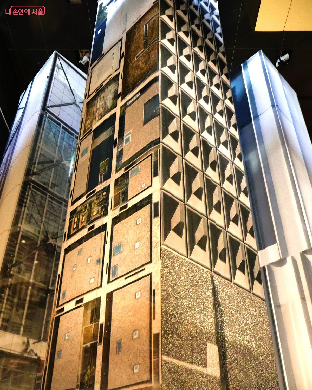 실제 존재하는 건물의 형상을 그대로 표현한 작품들이 전시됐다. ©이봉덕