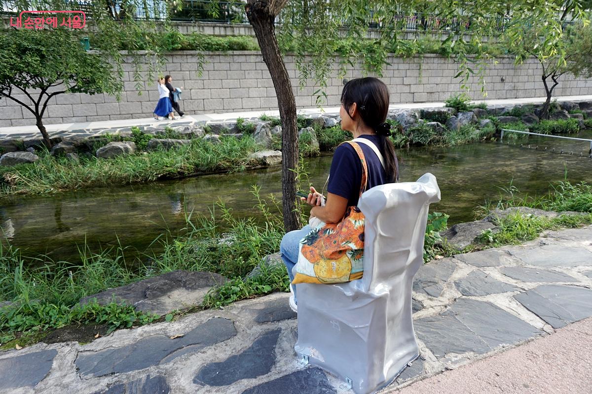 ‘기억의 자리’에 앉은 관람객 ©김윤경