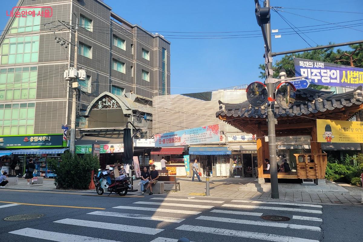 통인시장이 보이는 서촌의 중심 거리 자하문로 ©박미선