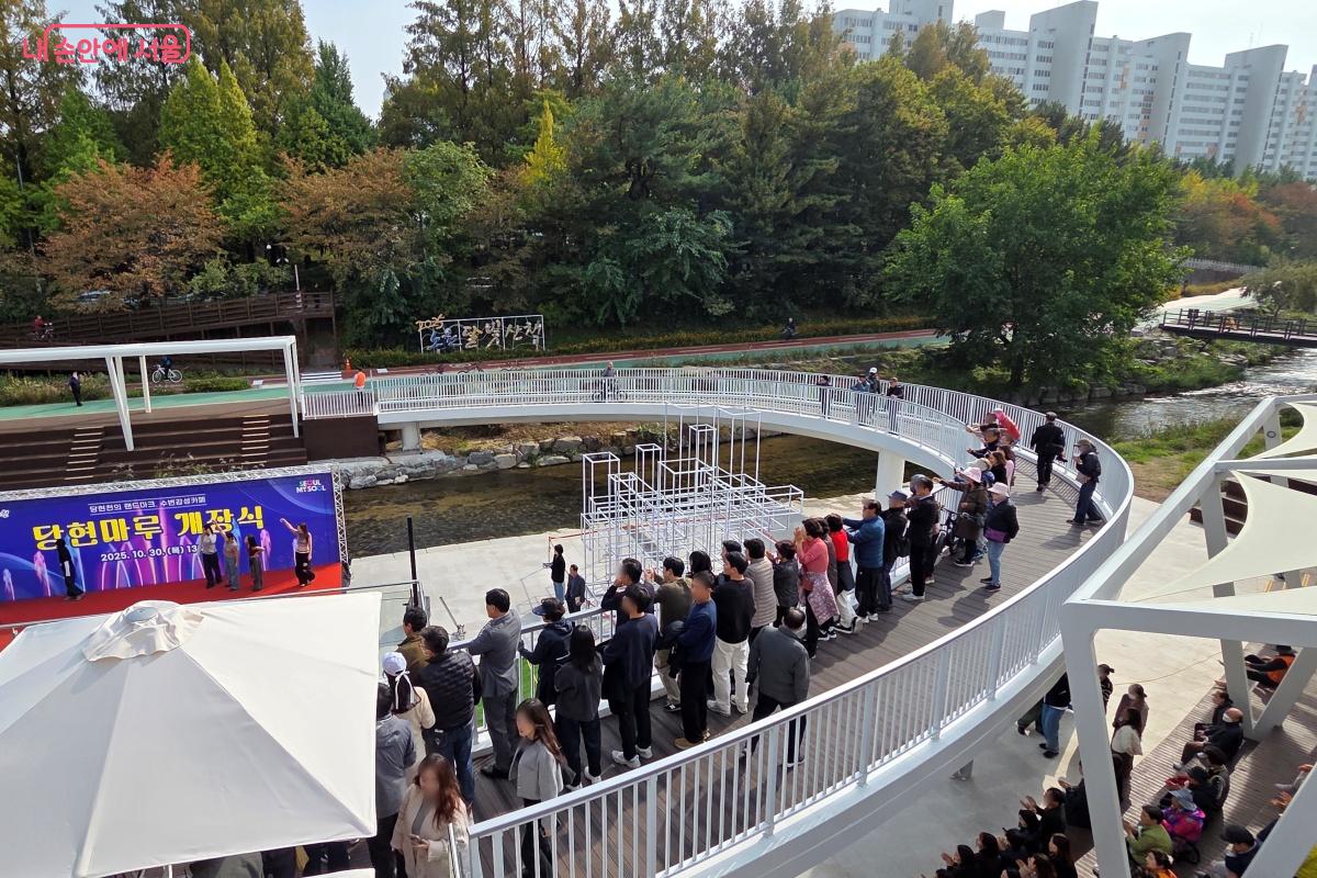 당현천을 건널 수 있는 ‘달빛브리지’은 초승달 모양의 반원 형태로 조성됐다. ©김미선