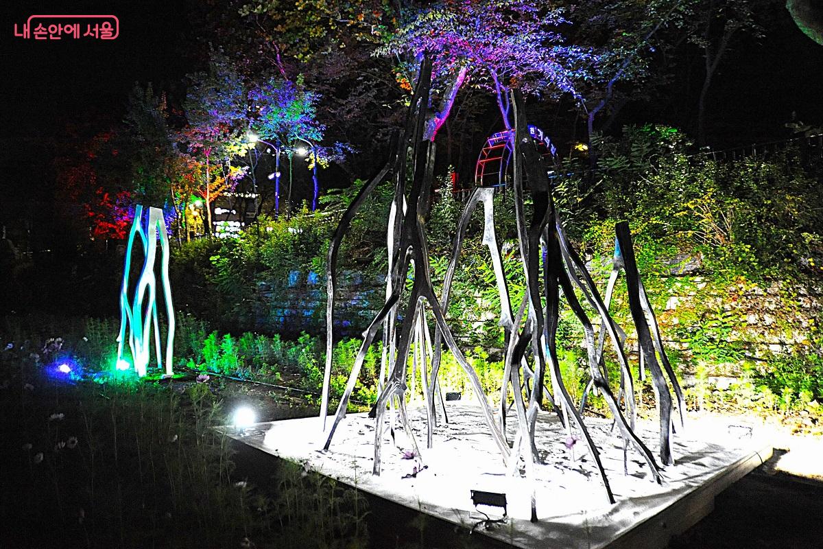 김주환 작가의 ‘숲: 홀로 서는 사람들’ ©조수봉