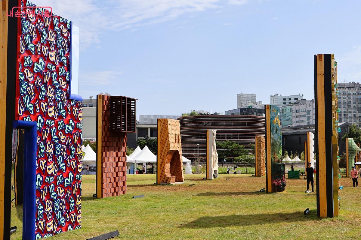 작품 <일상의 벽>은 건축가, 디자이너, 장인 등 24개 팀이  24개 벽 모양의 조형물을 구현한 작품이다. ©이봉덕