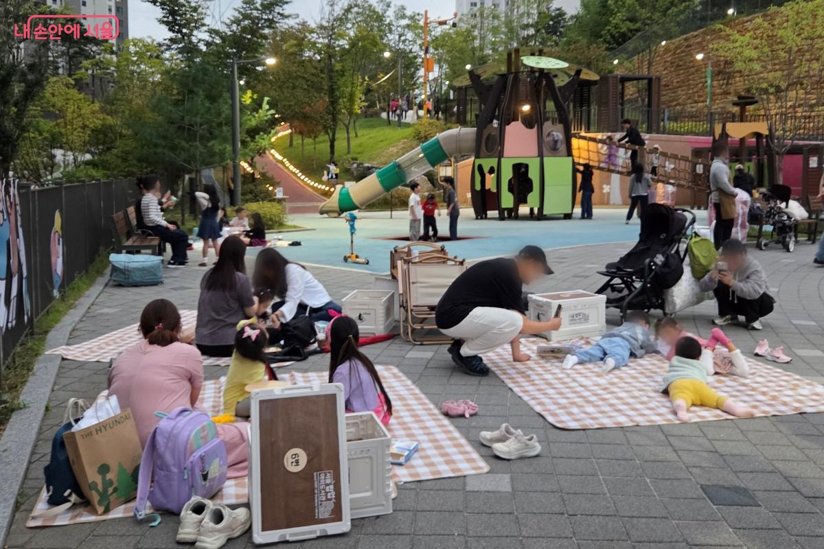 북키트를 대여한 가족은 공원에 돗자리를 깔고 즐거운 시간을 보냈다. ©김미선