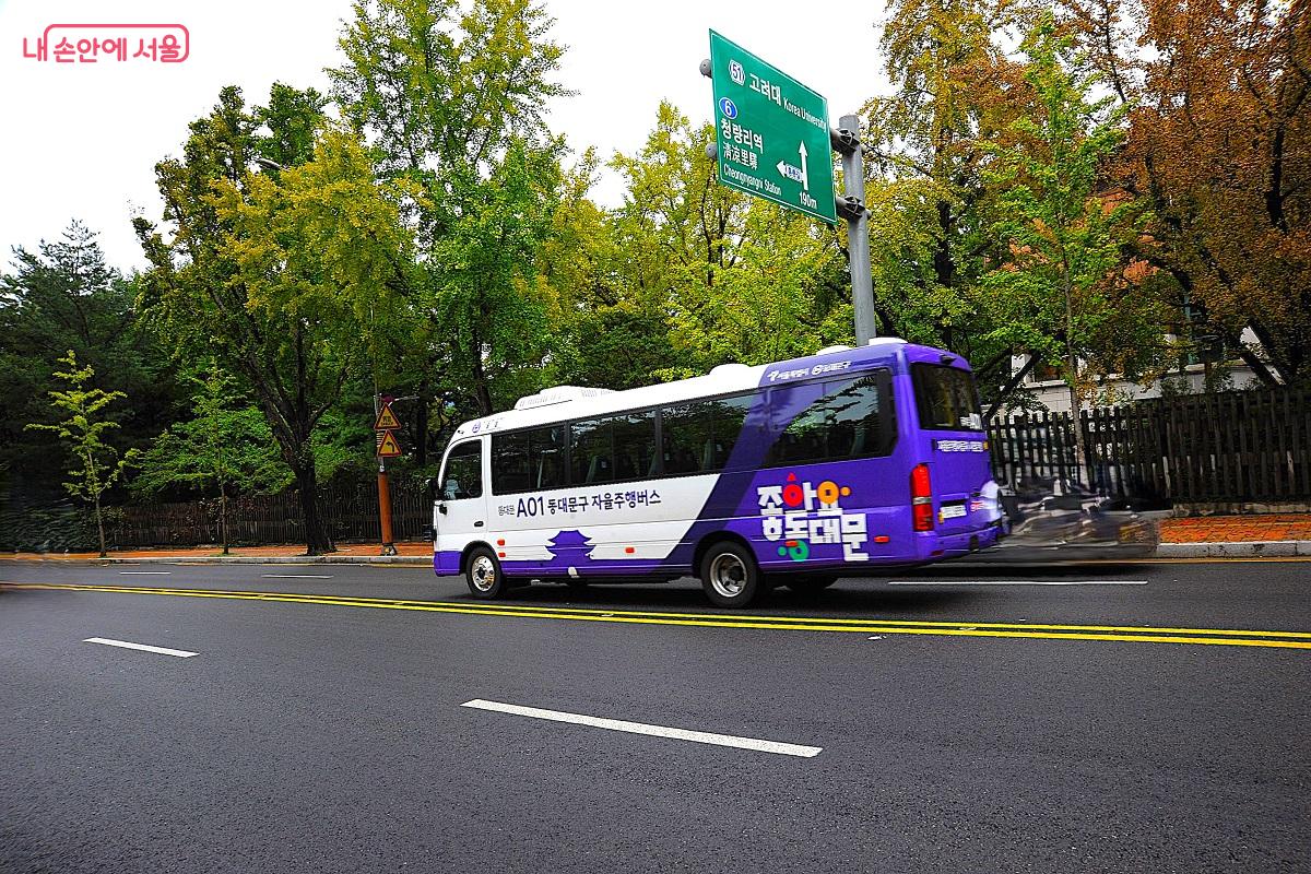 회기로를 달리는 동대문A01 버스 ©조수봉