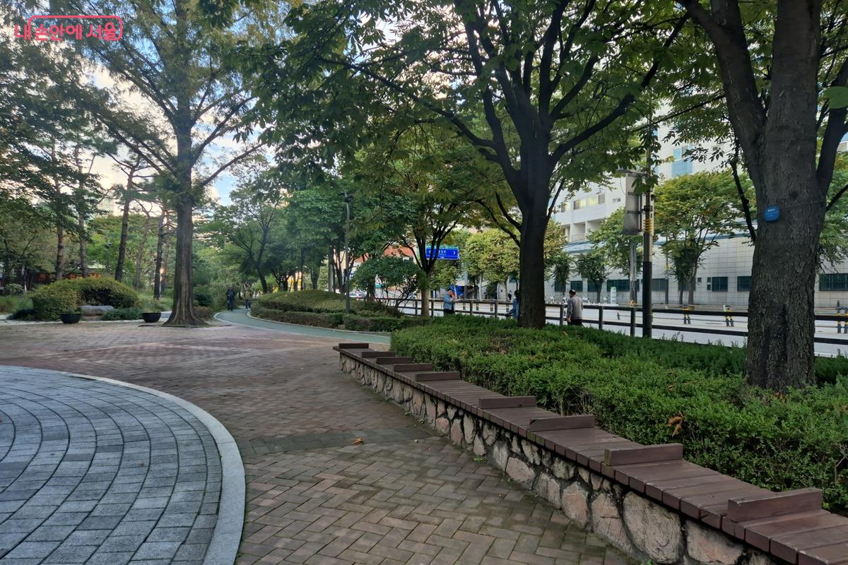 일반 공원보다 벤치가 훨씬 많은 장수공원 모습 ©송수연