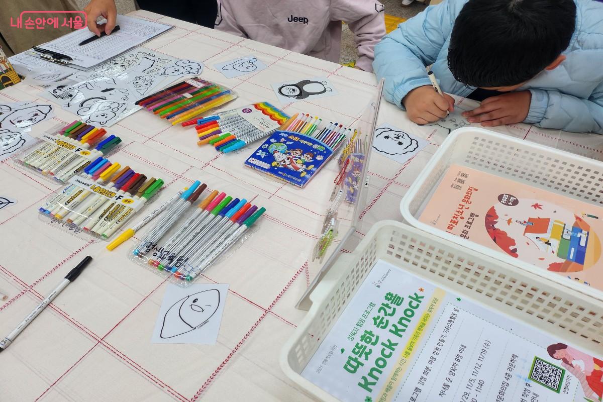 체험 행사에 참여하고 있는 아이 모습 ©이주영