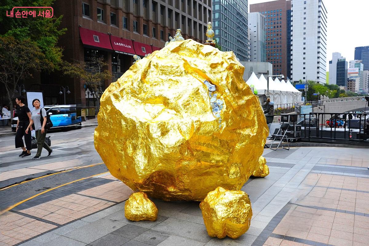 청계광장 분수대 옆에는 현대미술 작가 이수경의 <그곳에 있었다_청계천 2025>가 전시 중이다. ©조수봉