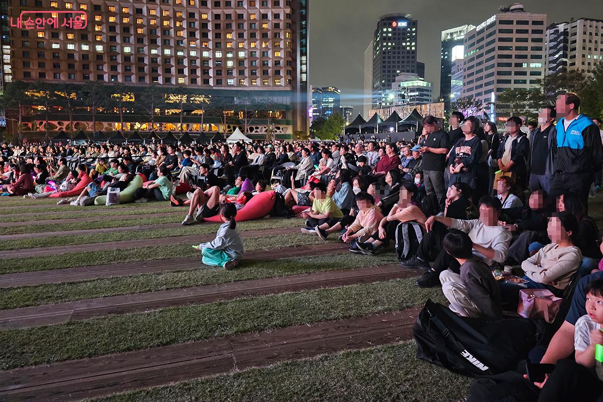 도심의 불빛 아래 펼쳐진 이 밤, 수많은 사람들이 모여 한마음으로 공연의 순간을 나누며 도시의 일상도 특별한 축제로 물들었다. ©이혜숙