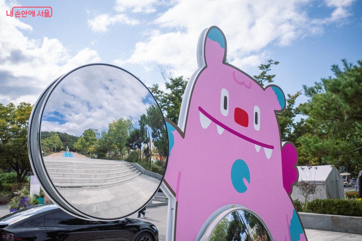 서울 마스코트 해치가 든 볼록 거울에는 푸른 가을 하늘이 담겼다. ©이진형