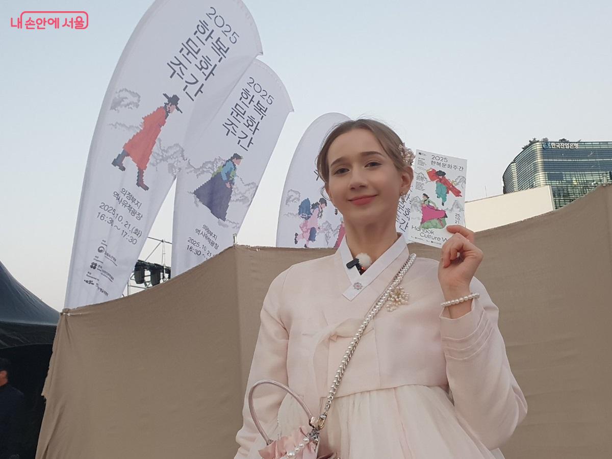 한복을 평상복처럼 일상에서 입고 다니는 인플루언서 마이 ©엄윤주