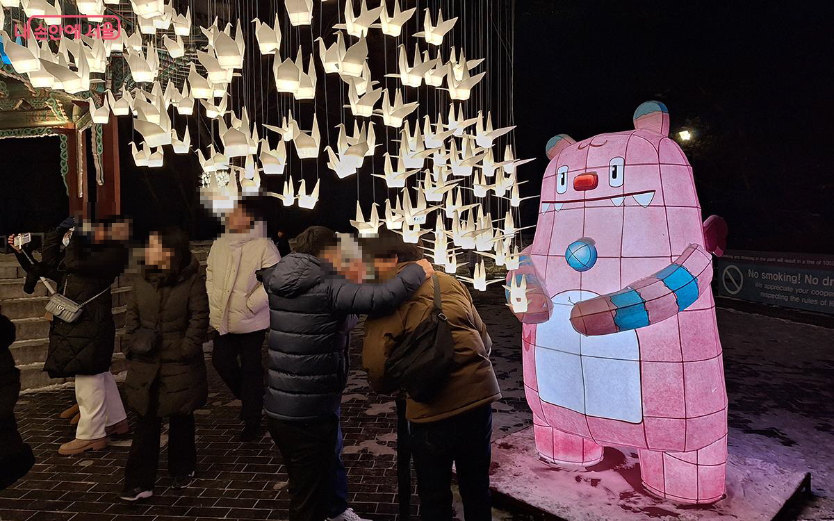 한지로 만든 해치의 모습이 LED 종이학과 잘 어울린다. &copy;이혜숙