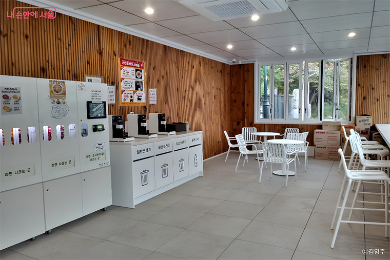 전망대 옆으로 테이크아웃 카페와 라면존을 운영한다.