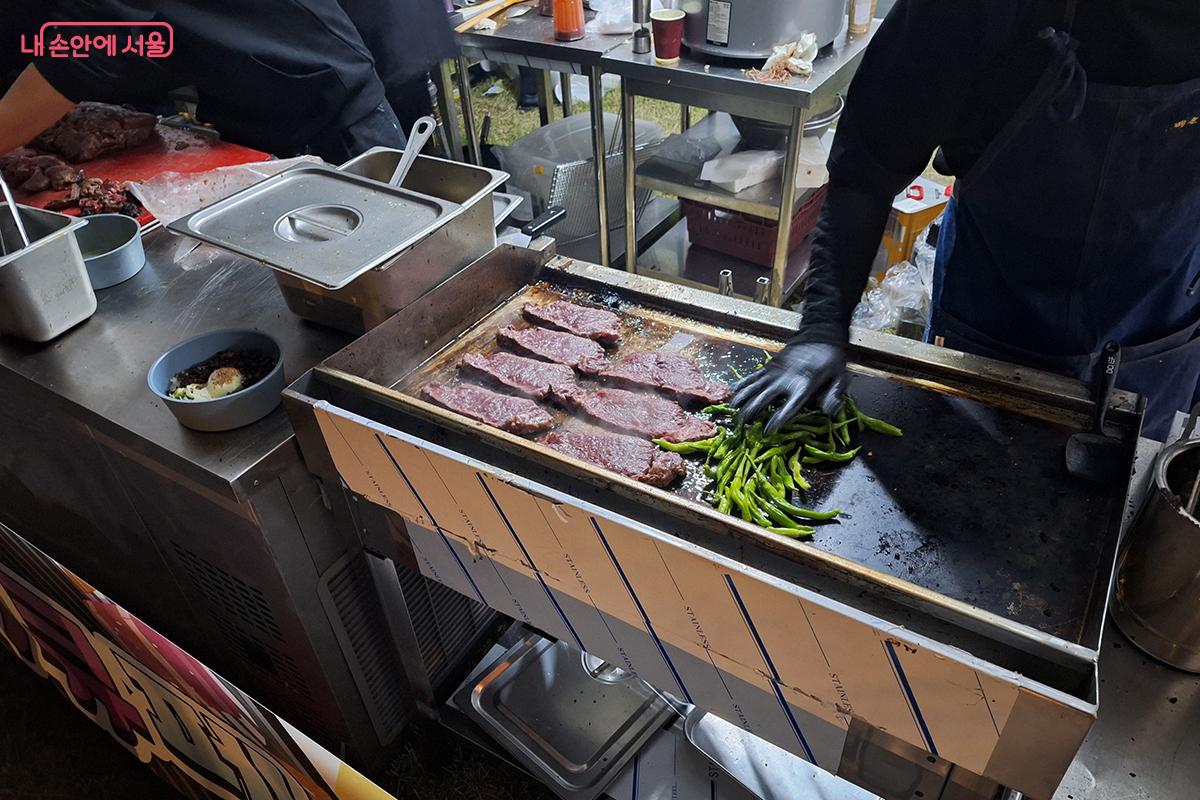 각종 향신료와 아스파라거스를 첨가해 독특한 맛을 선보인 ‘남영돈’ ©백승훈