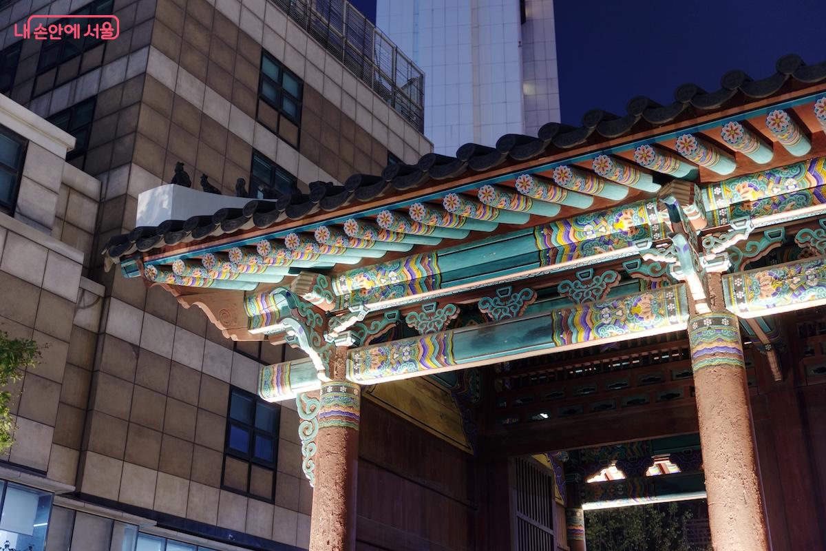 환구단 정문과 열린 정원은 24시간 조명을 밝혀 접근성과 미관 향상에 기여하고 있다. ©임중빈