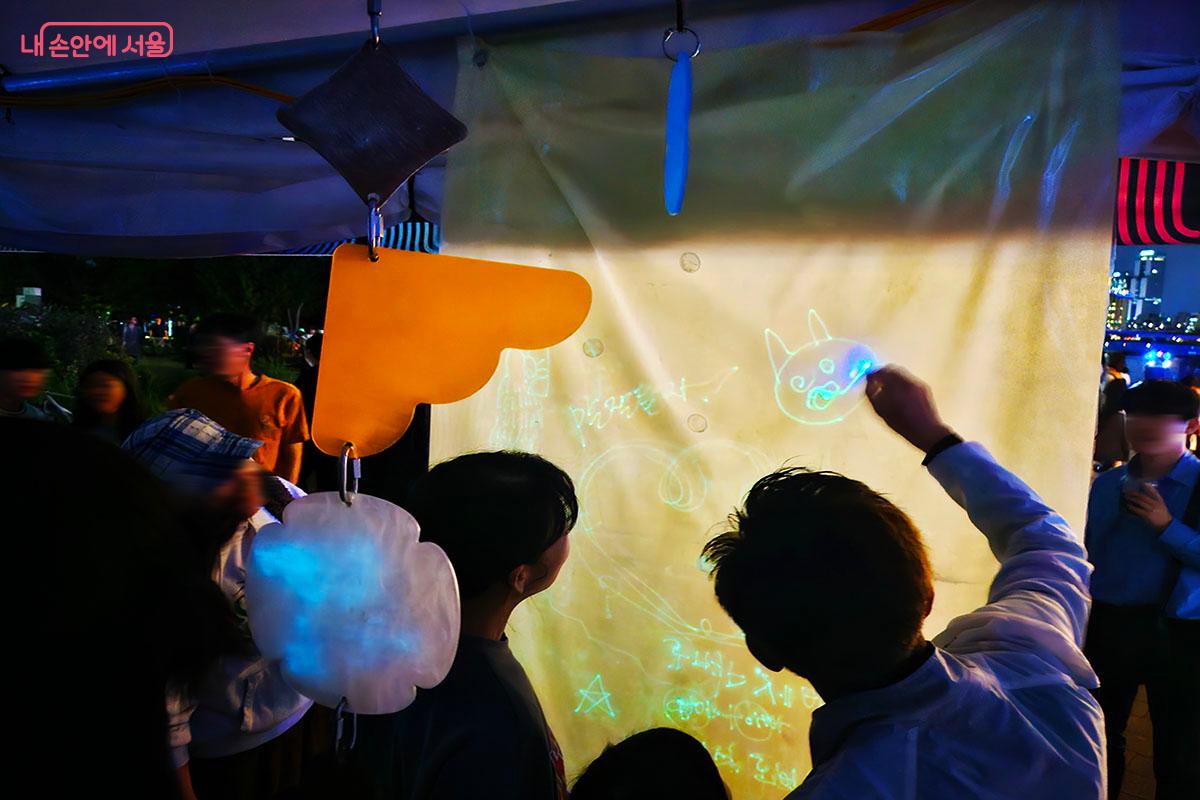 빛이 나오는 펜으로 그림을 그리는 고려대학교 빛놀이 프로그램 ©이정민