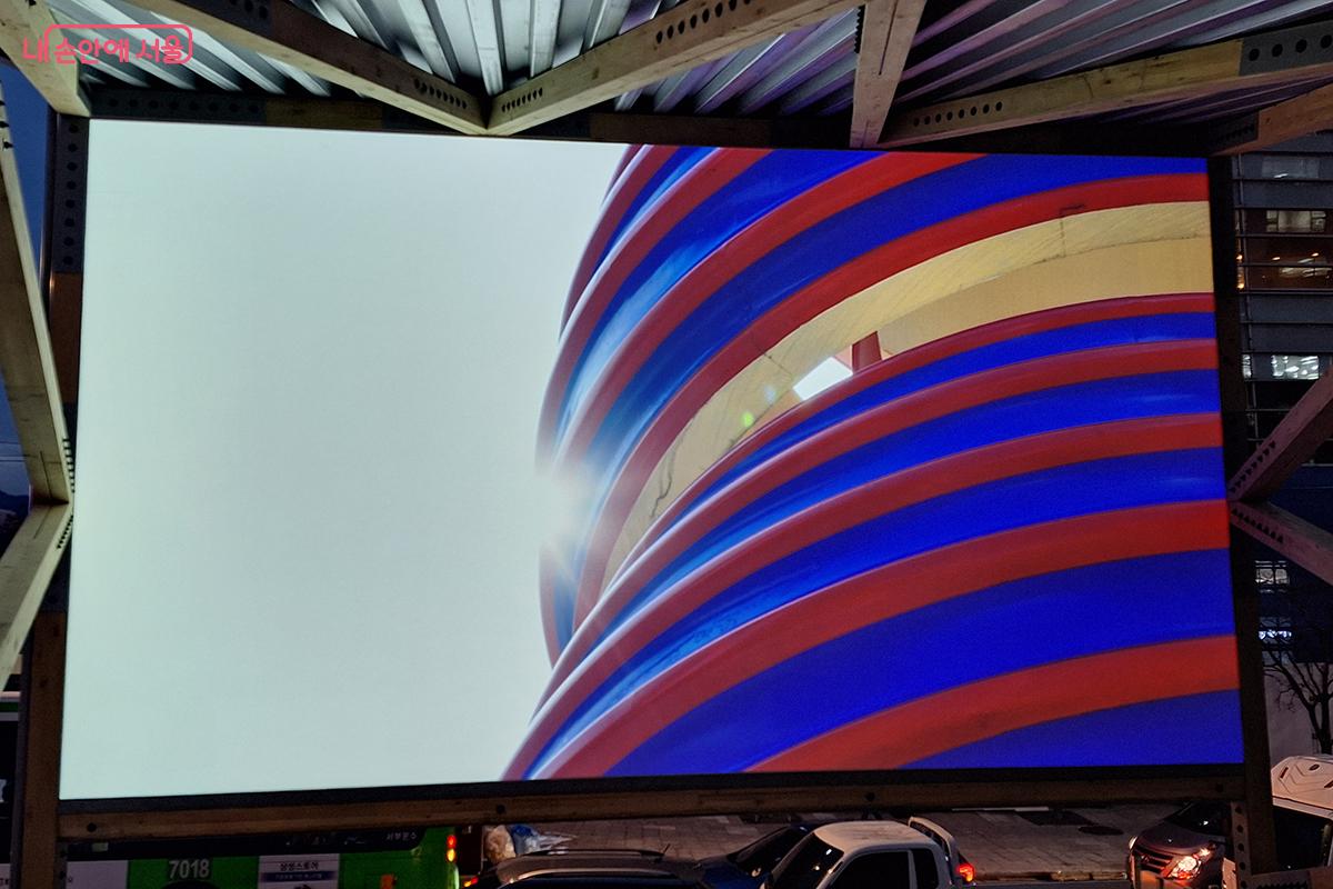 <커넥천 파빌리온> 안에는 두 대의 영사기와 화면이 있어 다양한 영상을 즐길 수 있도록 설계되었다. ©이혜숙