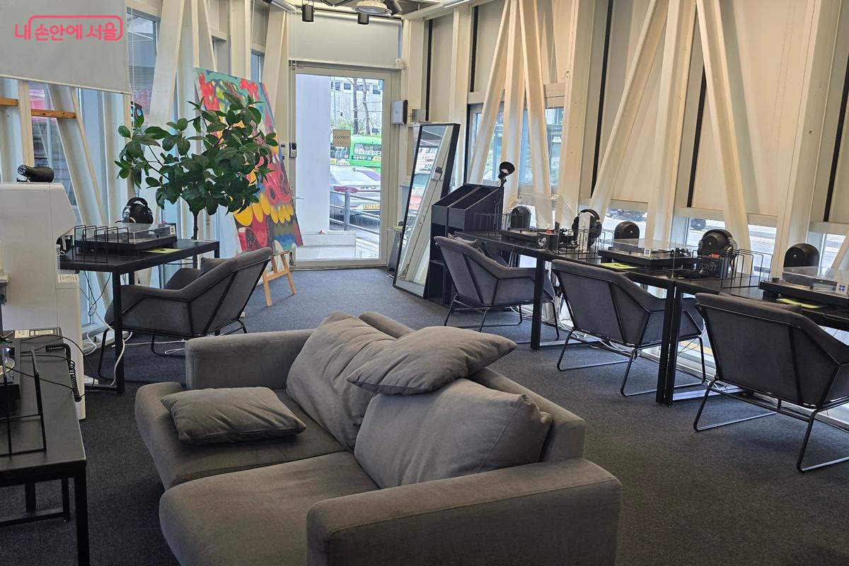 다섯 개의 LP 감상 장비와 푹신한 좌석이 마련되어 있다. 2인용 좌석도 눈에 띈다. ©강사랑