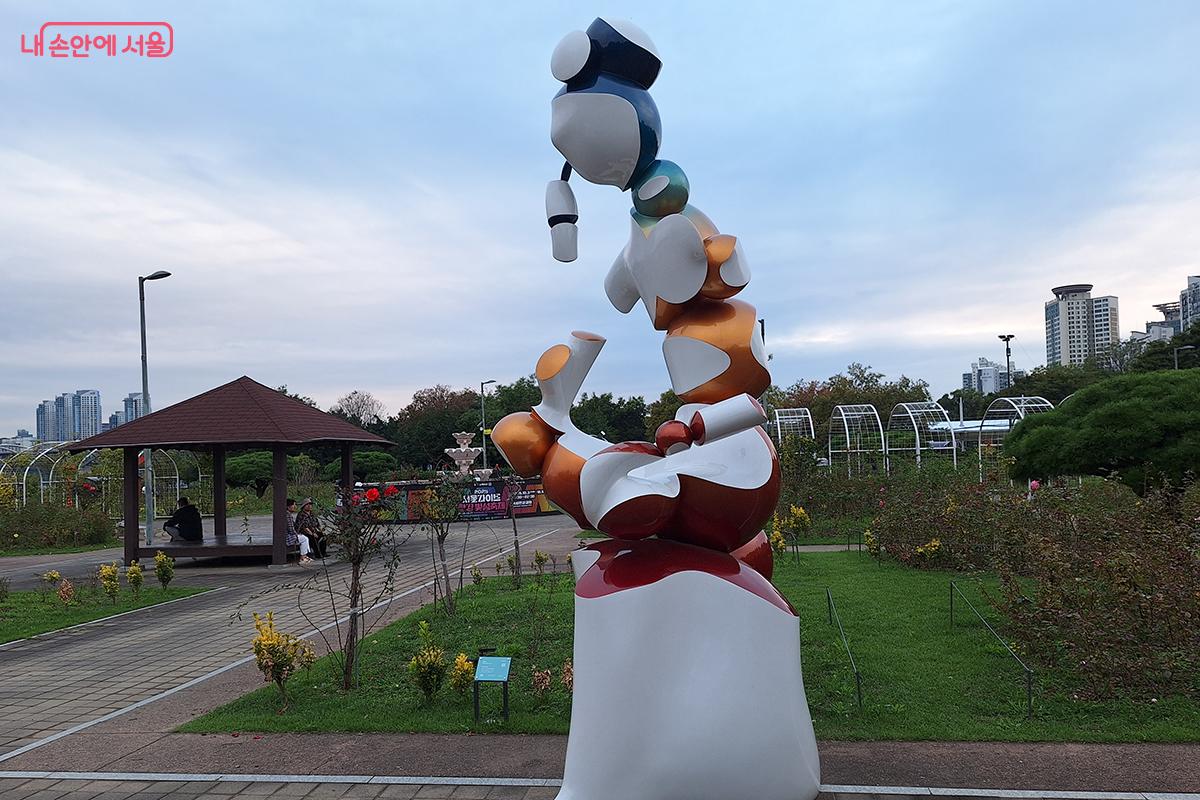 안경진 '사유의 자리'는 인간은 하나의 우주라는 생각을 바탕으로 구체와 인간의 속성을 결합해 영원한 우주의 속성을 구현한다.