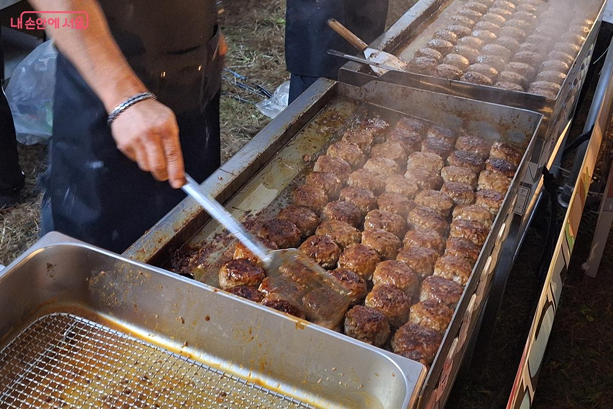 ‘양촌떡갈비’ 부스에서 떡갈비를 만들자마자 불티나게 팔렸다. ©백승훈