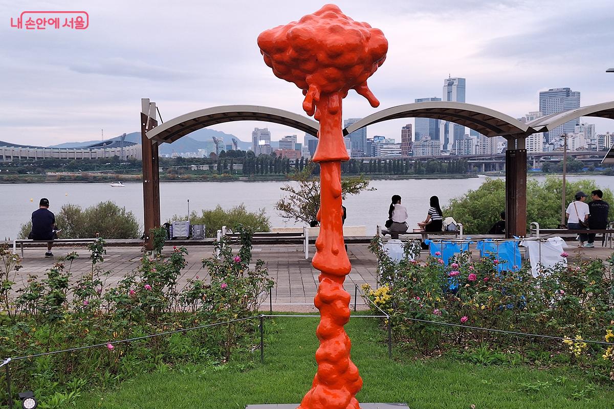 박형진 작 '오렌지 트리'는 혼재된 중의적 의미를 통해 획일적인 강박과 고정된 사고를 경계한다.