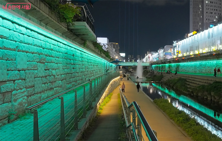 오는 30일, ‘청계천 야간경관 개선사업’ 첫 적용 구간인 오간수교 일대에서 점등식 및 패션쇼가 진행된다.