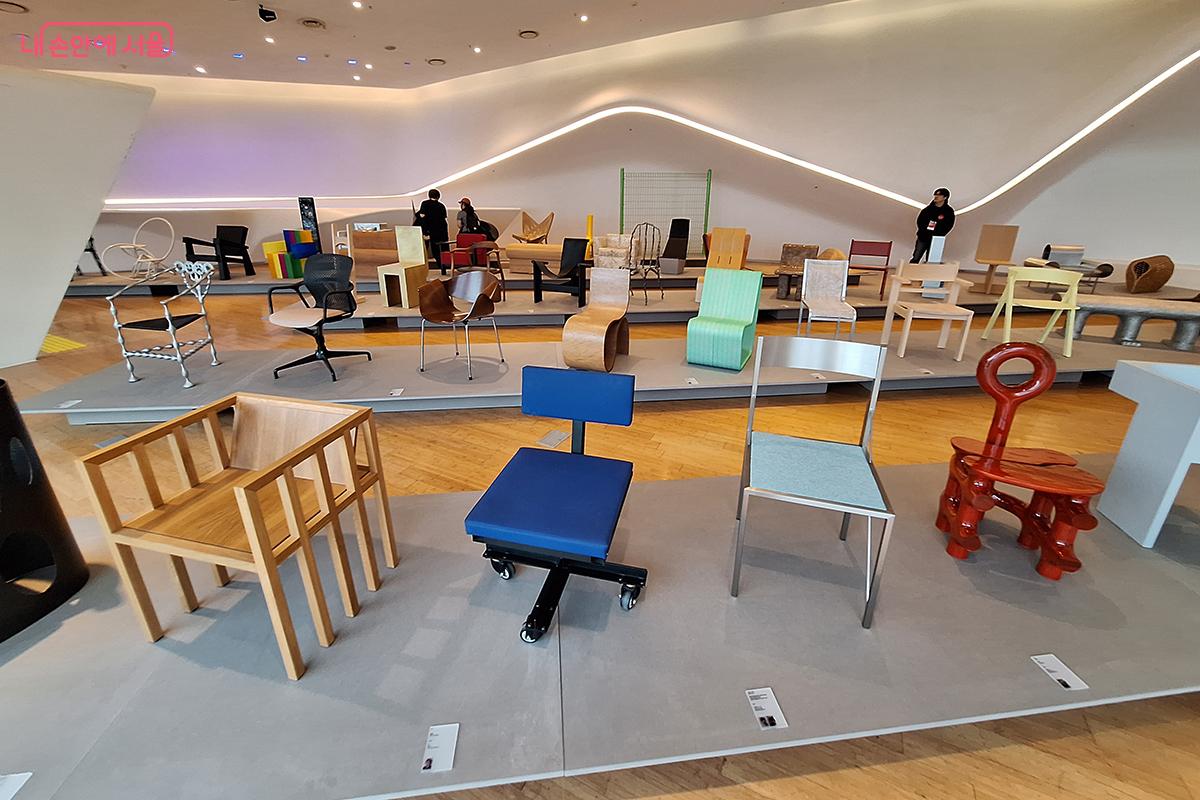 송봉규, 잭슨홍 등 100명의 디자이너가 만든 100개의 개성 넘치는 색상과 디자인의 다양한 의자를 만나 볼 수 있다. ©백승훈