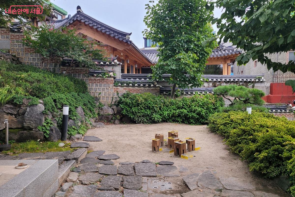 도시의 소음이 잘 닿지 않는 듯 고요한 북촌 마을서재 ©박미선