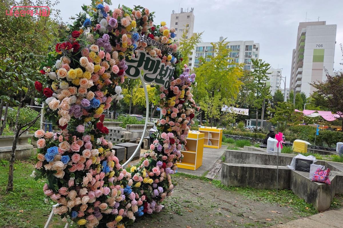 꽃이 가득한 포토존에서 기념사진을 남겨본다. ©김미선