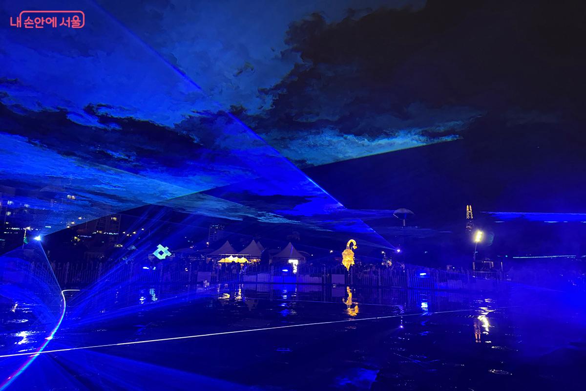 뚝섬한강공원의 풍경과 빛이 어우러져 몽환적인 가을밤의 장면을 만들어냈다. ©김미정