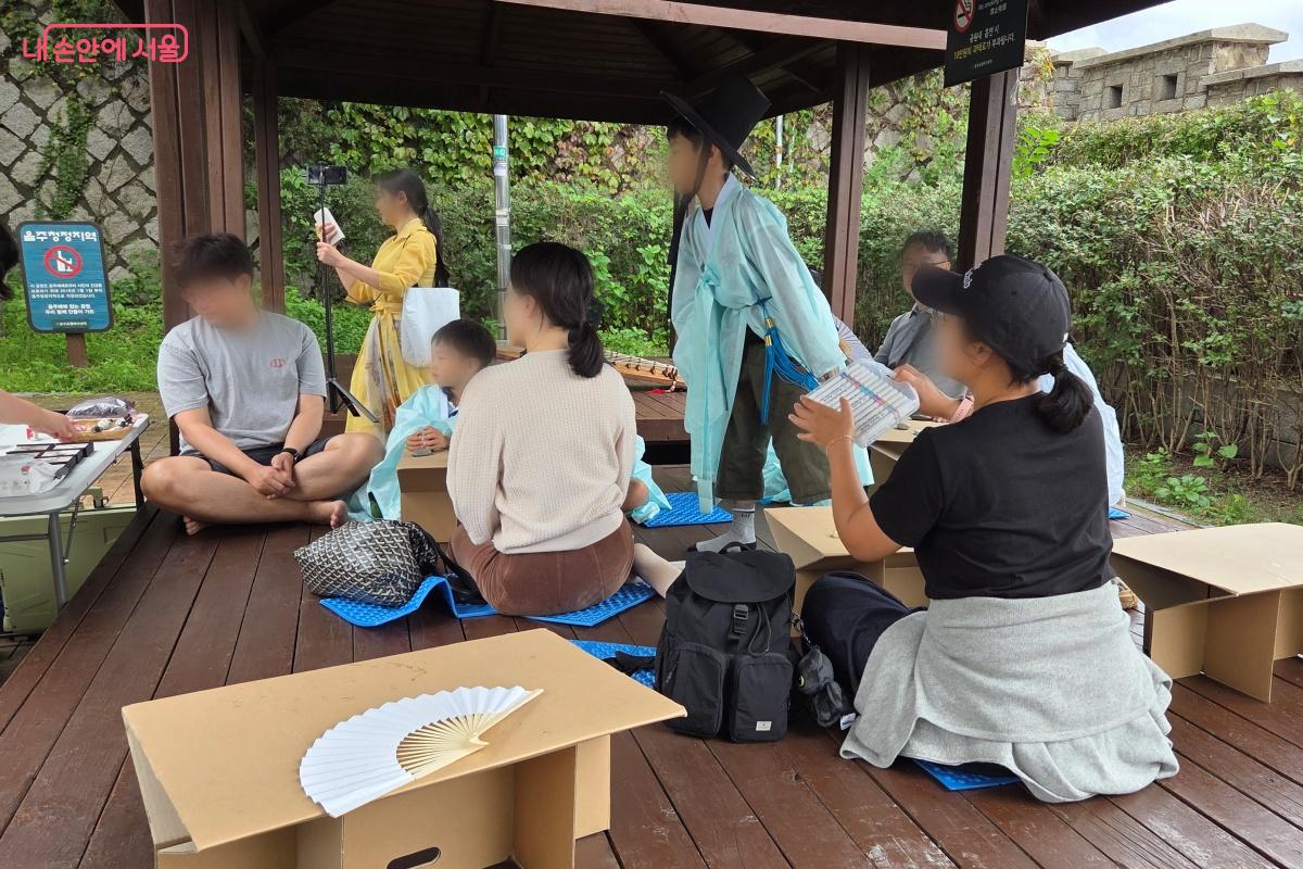 종이 탁자 위에 부채 꾸미기를 준비했다. ©김미선